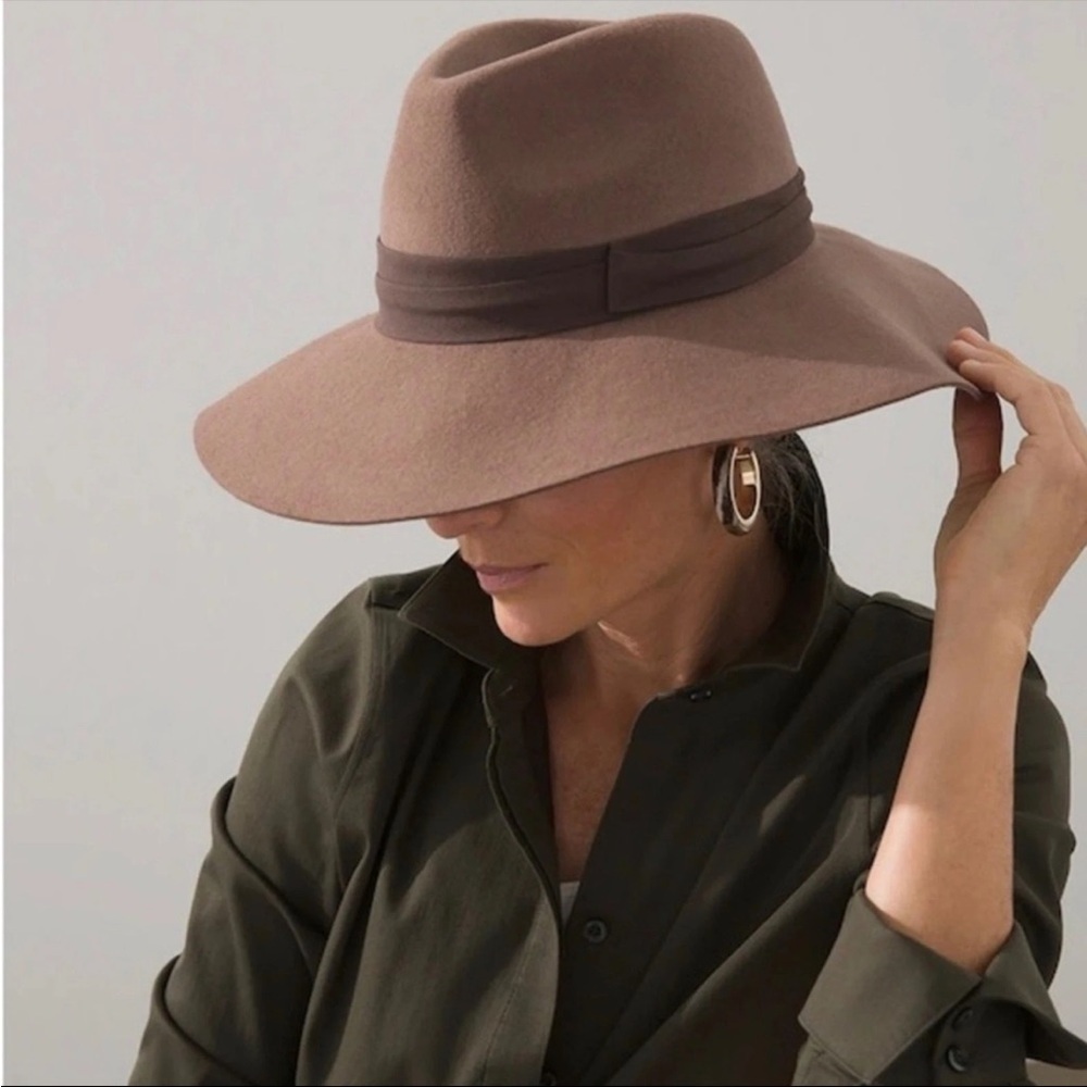 Chico's women’s hat Classic Tan brown  Wid Brim felt wool neutral NWT